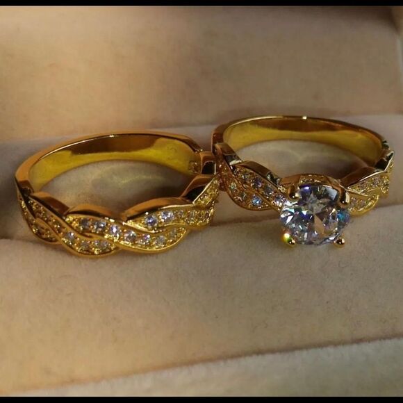 New 18k yellow gold wedding ring set